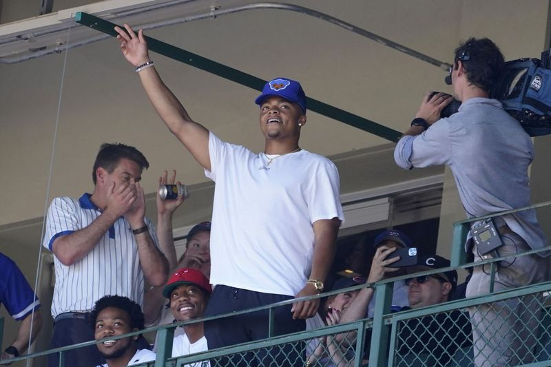 Bears quarterback Justin Fields melambai ke arah peminat Wrigley Field pada 11 Jun.