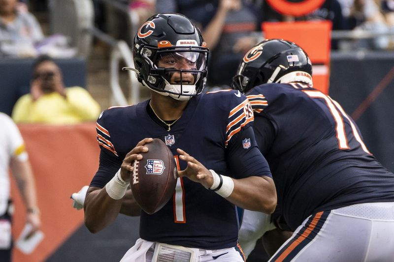 Justin Fields retrocede ante los Lions el domingo.