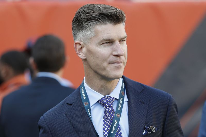 Ryan Pace acordó fichar al mariscal de campo Andy Dalton el martes.