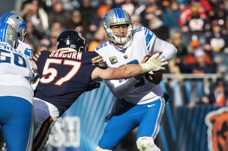   Le secondeur recrue des Bears Jack Sanborn limoge le quart-arrière des Lions Jared Goff lors de la défaite 31-30 des Bears dimanche à Soldier Field.