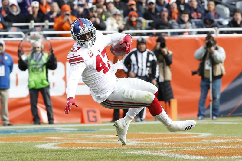 Alex Ogletree je v igri leta 2019 na Soldier Fieldu prestregel Mitcha Trubiskyja.