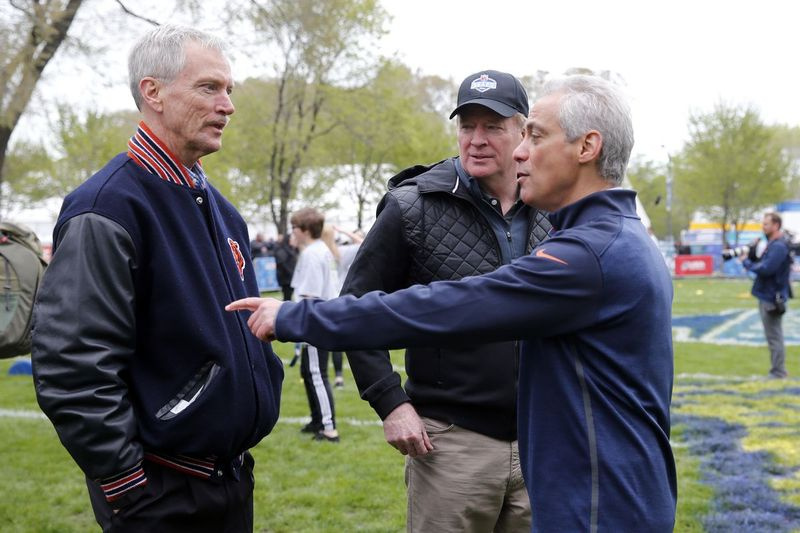 Bearsi esimees George McCaskey ja endine Chicago linnapea Rahm Emmanuel vestlevad 2016. aastal.
