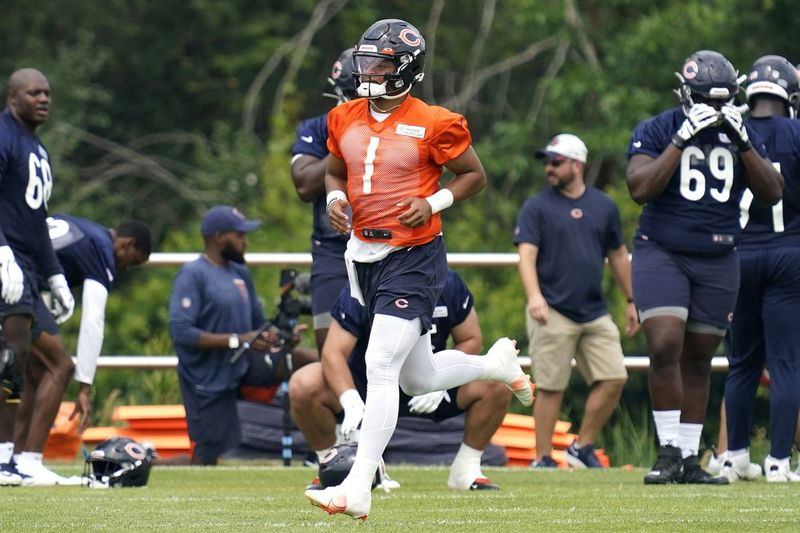 Bears quarterback Justin Fields trénuje 28. července.