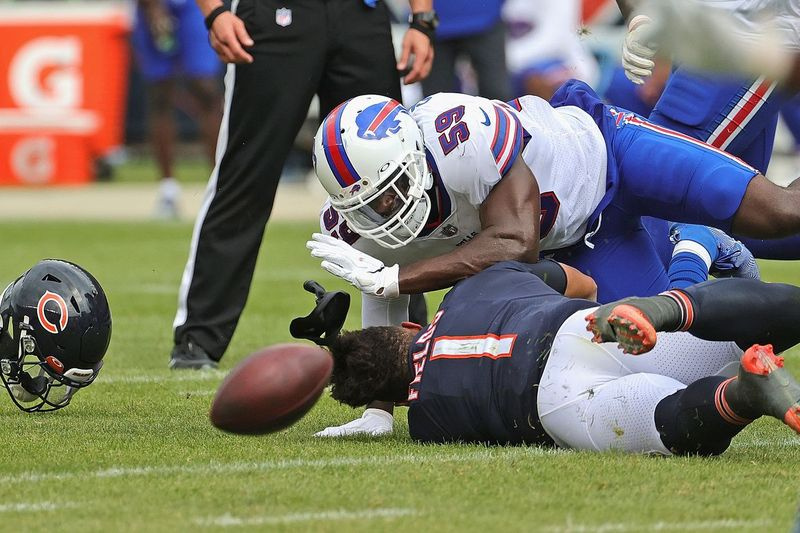Fundașul Bears, Justin Fields, este lovit de Andre Smith de la Bills într-un meci de presezon sâmbătă la Soldier Field.