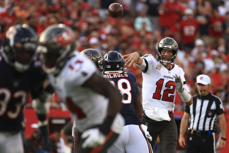 Rozohrávač Buccaneers Tom Brady v nedeľu skompletizuje prihrávku proti Bears.