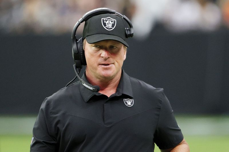 Jon Gruden îi antrenează pe Raiders împotriva Urșilor duminică.