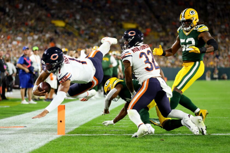 Quarterback Bears Justin Fields terjun ke tiang pada larian touchdown tiga ela yang memberikan Bears mendahului 7-3 pada suku pertama menentang Packers di Lambeau Field pada 18 September. The Packers bangkit untuk menang, 27-10.