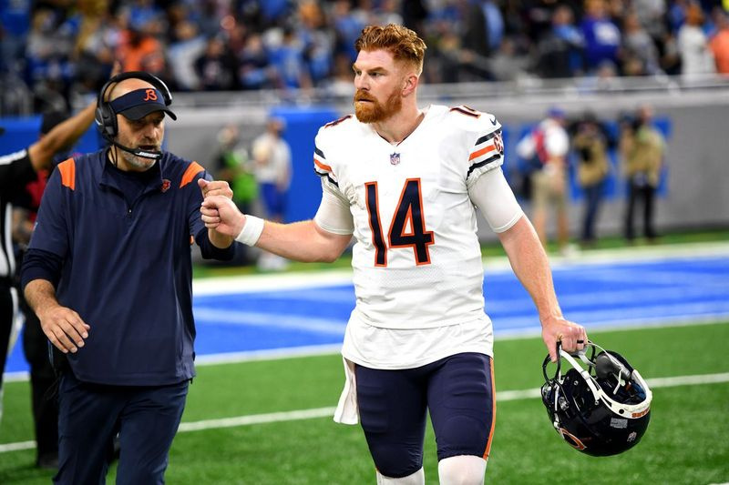 O técnico Matt Nagy e o quarterback Andy Dalton deram um soco no punho durante a vitória dos Bears por 16-14 sobre os Leões na quinta-feira.