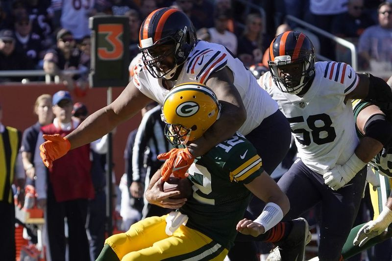 Bears Defensive End Akiem Hicks (96) entlässt Aaron Rodgers für einen 10-Yard-Verlust im dritten Viertel am Sonntag auf dem Soldier Field.