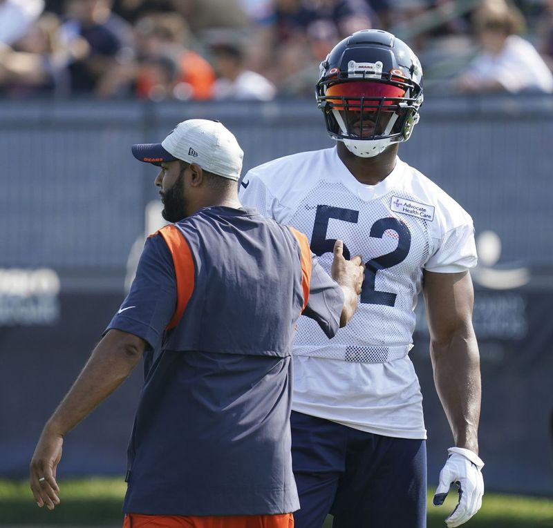 Le coordinateur défensif des Bears, Sean Desai, parle en désignant Khalil Mack pendant le camp d