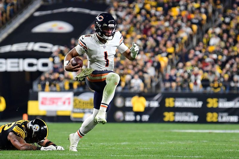 Justin Fields kastade 291 yards och sprang för 45 i Bears 29-27 förlust mot Steelers.