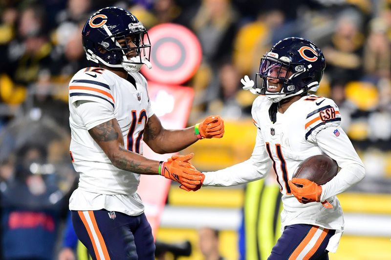 Allen Robinson (à esquerda) teve um recorde da temporada de 68 jardas recebendo e Darnell Mooney marcou dois touchdowns.