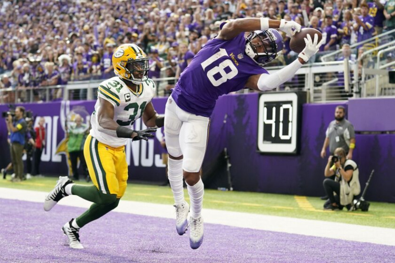   Una foto del receptor abierto de los Vikings, Justin Jefferson, atrapando un pase de touchdown contra los Packers.