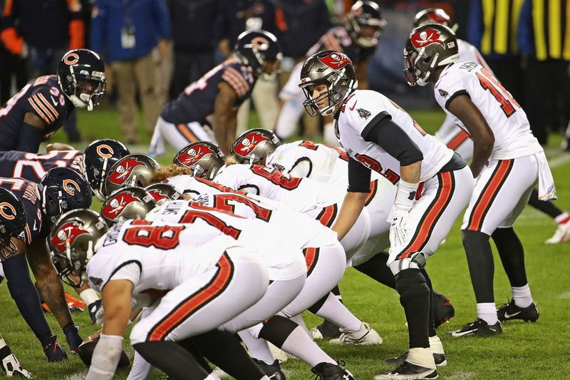 Buccaneers quarterback Tom Brady kallar en hörbar mot Bears i oktober.