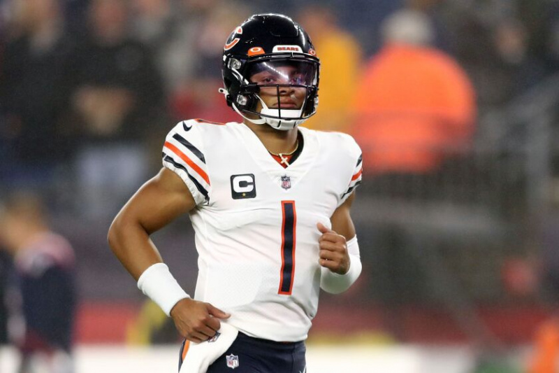   Ein Foto von Bears QB Justin Fields beim Joggen zwischen den Spielen gegen die Patriots.