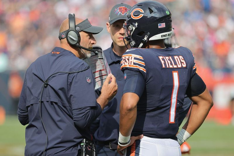 Justin Fields (1) je začel zadnji dve tekmi za Bearja, a trener Matt Nagy je dejal, da bo Andy Dalton začel kot quarterback proti Raidersom, če bo zdrav.