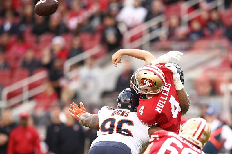 Le joueur de ligne défensive des Bears, Akiem Hicks, limoge le quart-arrière des 49ers de l