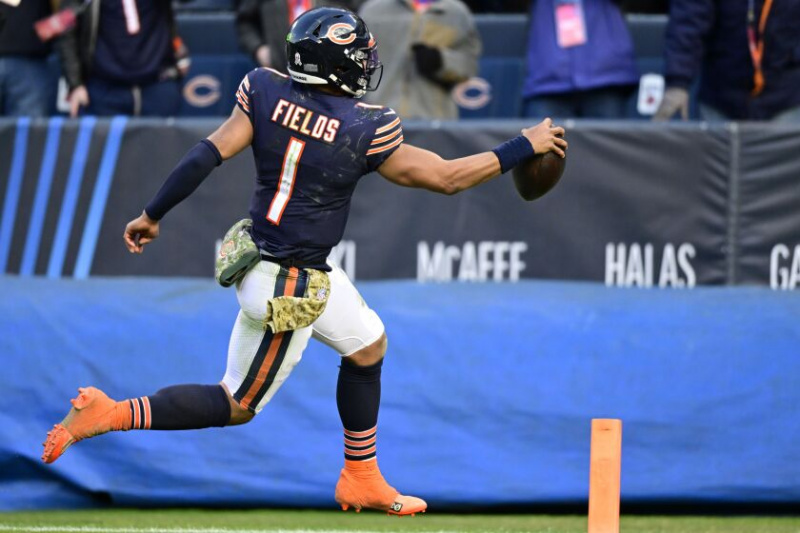  Una foto del mariscal de campo de los Bears, Justin Fields, corriendo para un touchdown.