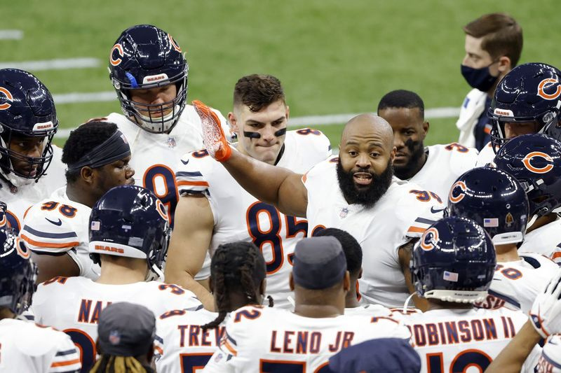Når Akiem Hicks (i midten) taler, lytter alle.