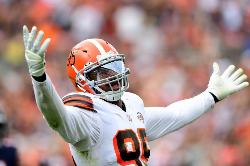 Browns edge rusher Maiils Garets svin svētkus svētdien.