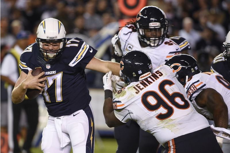 Philip Rivers (17, 2015. aastal San Diegos kaotas Bearsile 22:19 kaotusseisus Bearsi kaitseliin John Jenkinsist) on karjääri jooksul 2:2 Bearsi vastu, söödureiting on 77,9 (viis touchdowni, kuus vaheltlõiget). ).