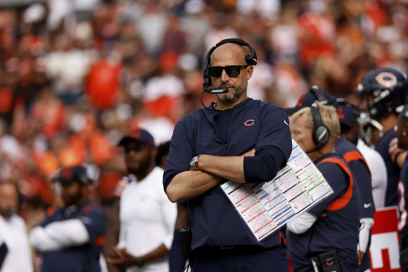 Matt Nagy (in disparte durante la sconfitta per 26-6 di domenica contro i Browns) è 29-22 (.569) in quattro stagioni come capo allenatore dei Bears.