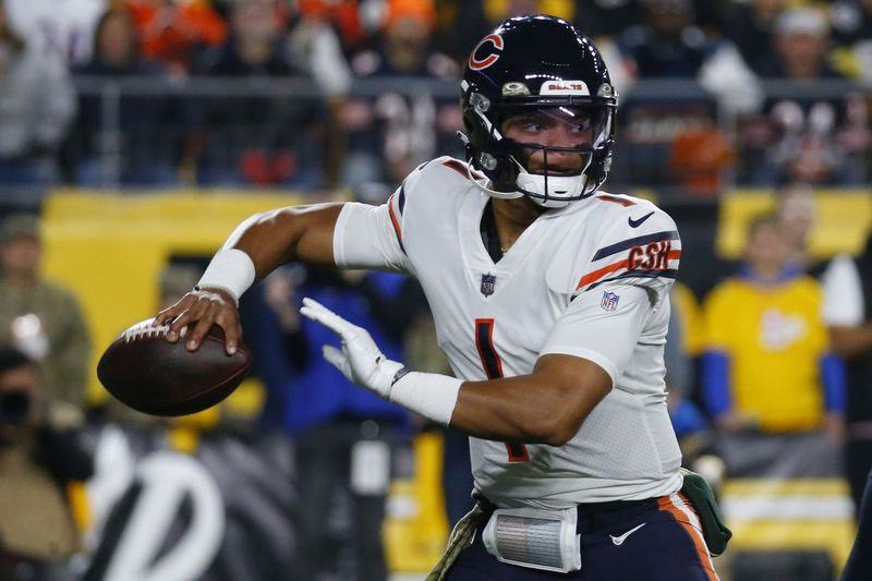 Bears rookie quarterback Justin Fields (1) kastede for en karriere-high 291 yards, med et touchdown og en interception, for en 89,9 passer rating mod Steelers mandag aften.