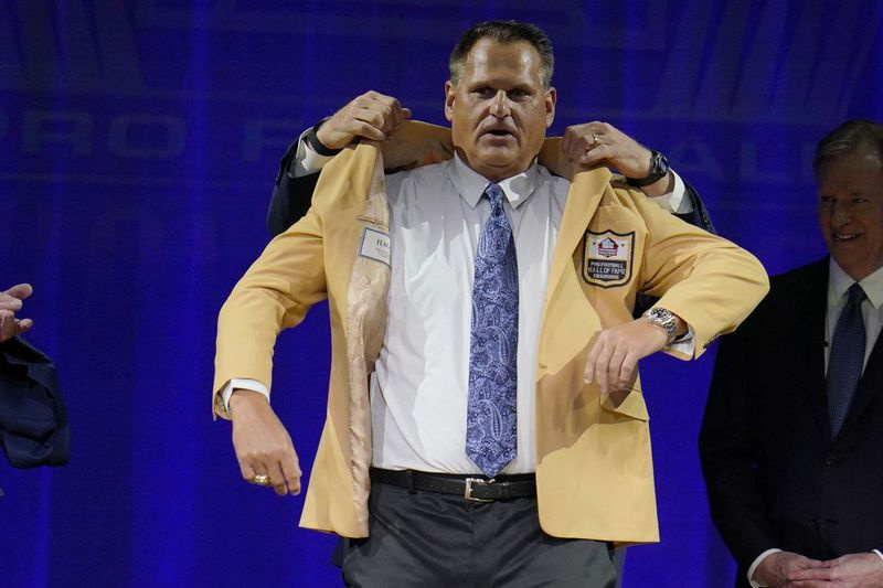 Były lewy sprzęt Bears, Jimbo Covert, otrzymał w piątek wieczorem złotą kurtkę Pro Football Hall of Fame i został oficjalnie zapisany w sobotę.