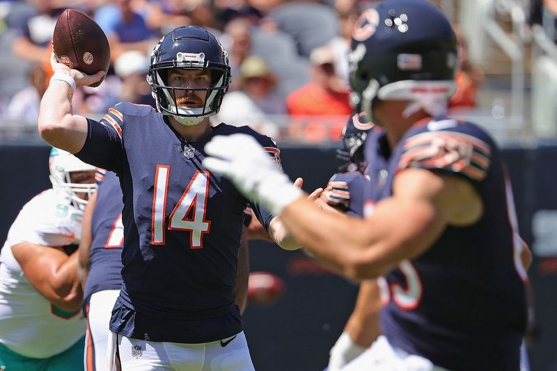 Andy Dalton (14) lance une passe à l