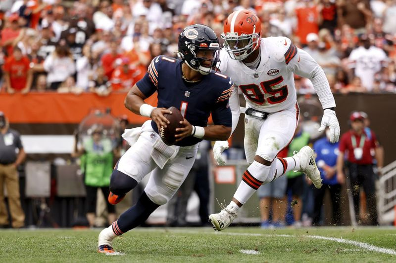 Quoterback Bears Justin Fields je v nedeljo pobegnil pred obrambo Brownsa Mylesa Garretta (95). Garrett je imel 4,5 vreče pri zmagi Brownsov s 26-6 na stadionu FirstEnergy v Clevelandu.