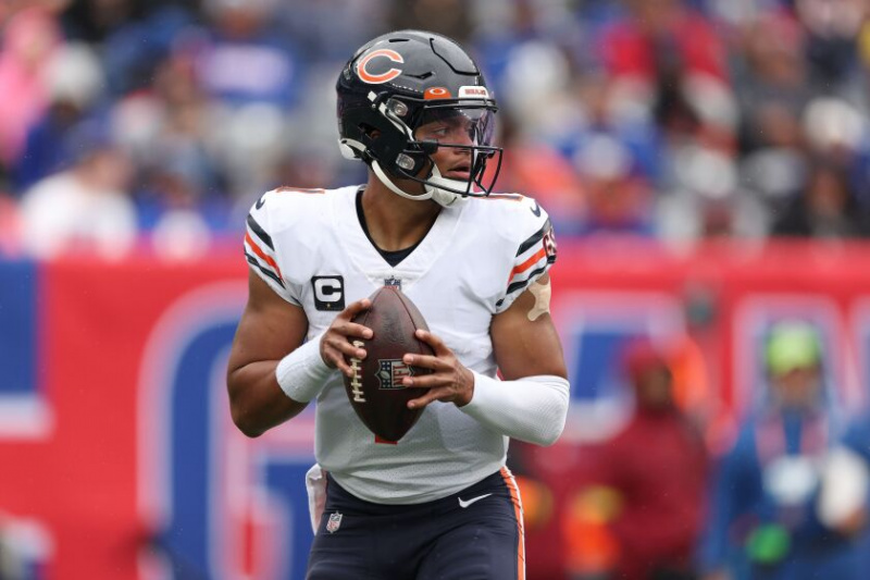   Fotka rozohrávača Bears Justina Fieldsa, ktorý hádže proti Giants.