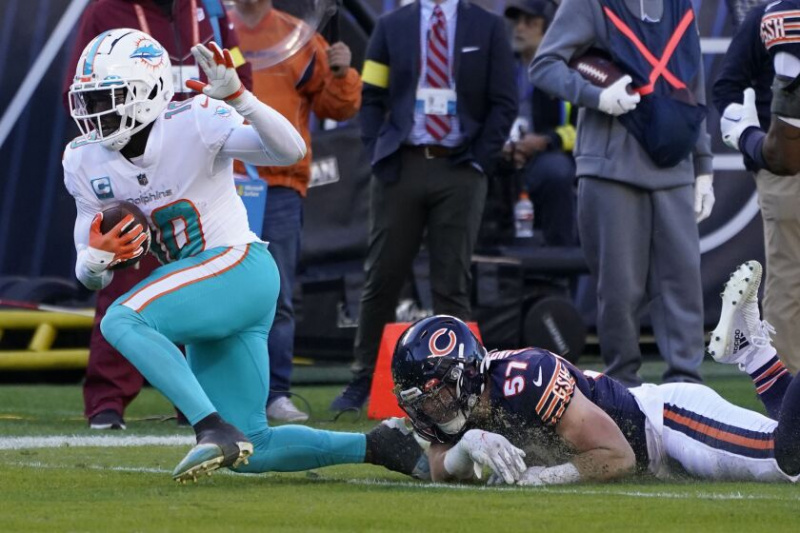   Il linebacker dei Bears Jack Sanborn (57) inciampa sul ricevitore largo dei Dolphins Tyreek Hill (10) nella seconda metà di domenica. Sanborn, un rookie che ha iniziato per la prima volta nella NFL, ha avuto sette contrasti.