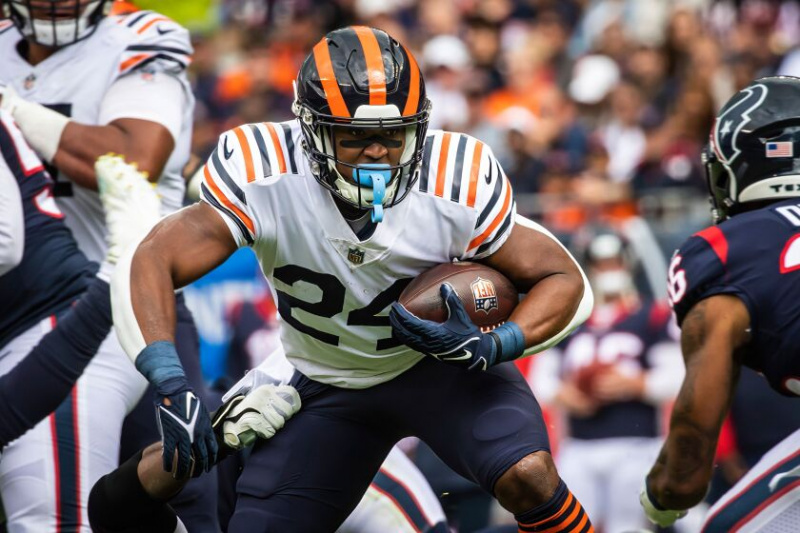   Chicago Bears running back Khalil Herbert beží s loptou počas druhej štvrtiny proti Houston Texans na Soldier Field.on 25. septembra.