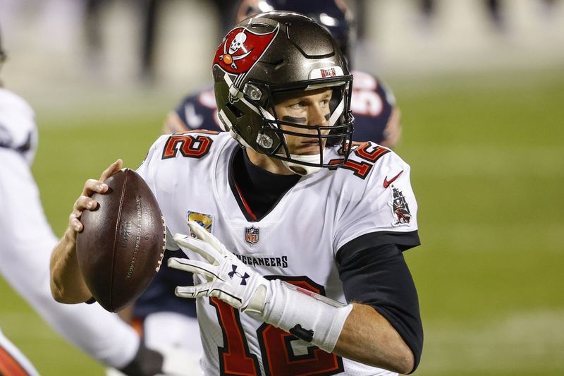 Le quart-arrière des Buccaneers Tom Brady (12) a complété 25 des 41 passes pour 253 verges, un touché et aucune interception pour une note de passeur de 86,7 lors d