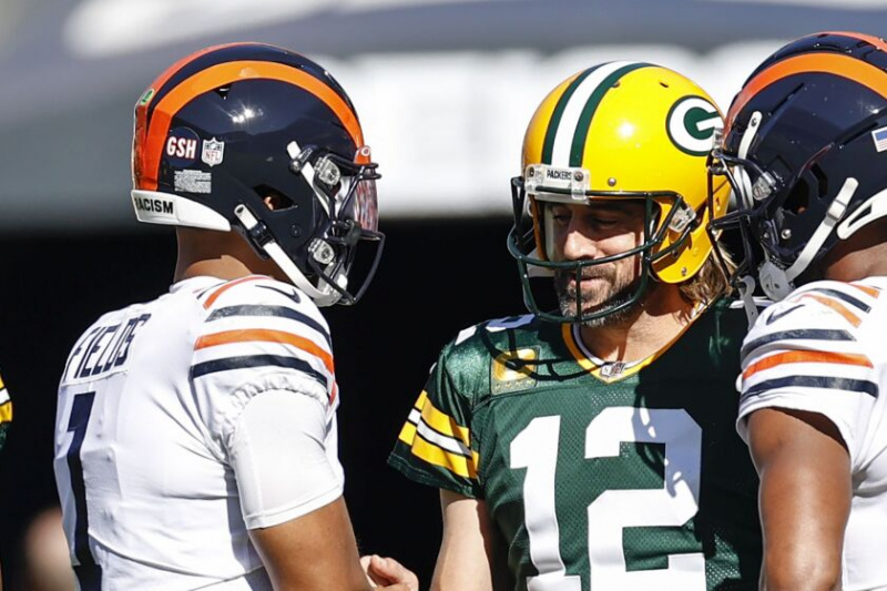   Una foto del mariscal de campo de los Bears, Justin Fields, y el mariscal de campo de los Packers, Aaron Rodgers, dándose la mano durante un juego de 2021.