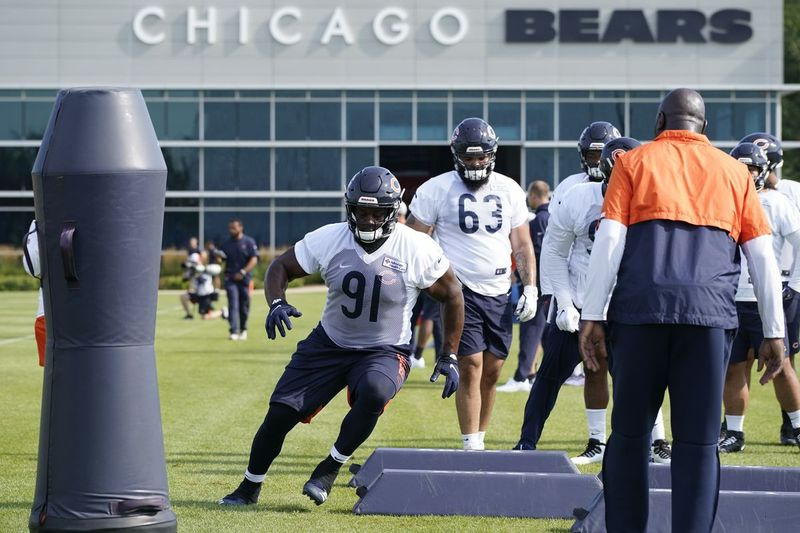 „Bears nose tackle“ Eddie Goldman treniruojasi šeštadienį.