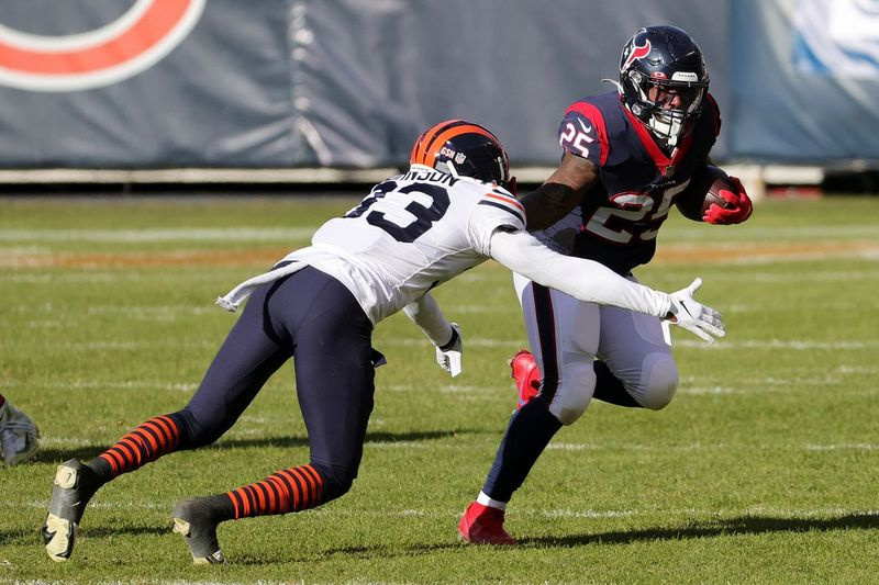 Rohový obranca Bears Jaylon Johnson sa v decembri postaví proti texaskému bežcovi Dukeovi Johnsonovi.