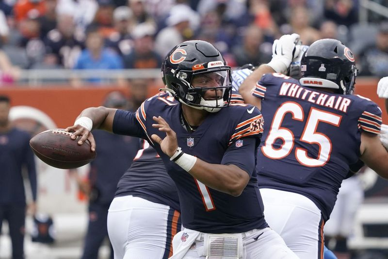 Il quarterback rookie dei Bears Justin Fields (1) ha un passer rating di 53,9 in questa stagione, completando 25 passaggi su 52 per 347 yard, nessun touchdown e due intercetti in quattro partite.