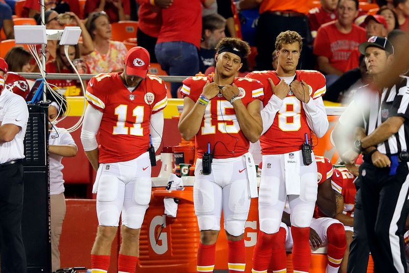 Patrick Mahomes (15) unterstützte Starter Alex Smith (11) als Rookie bei den Chiefs im Jahr 2017. Er wurde der Starter in der nächsten Saison und gewann den Most Valuable Player Award der NFL.