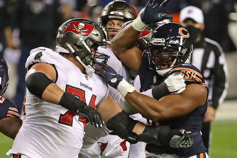 Buccaneers îl blochează pe linebackerul Khalil Mack în meciul de anul trecut.