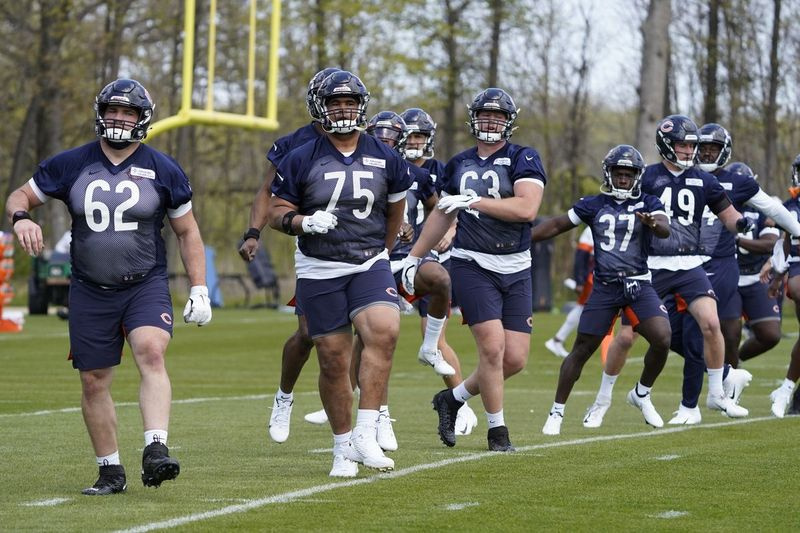 Bears ο αρχάριος επιθετικός Larry Borom (75) έπαιξε με 352 λίβρες πέρυσι στο Μιζούρι, αλλά θα παίξει με 332 το 2021. Αισθάνομαι σαν ένας εντελώς διαφορετικός παίκτης [με μικρότερο βάρος], είπε.