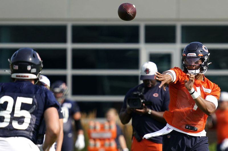Bears quarterback Justin Fields kastar ett pass 31 juli under träningen.
