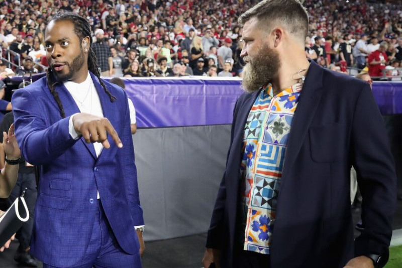   Los analistas de Amazon Richard Sherman y Ryan Fitzpatrick hablan durante el juego de los Cardinals el mes pasado.