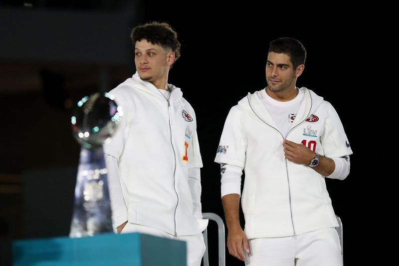 Quarterbacks Patrick Mahomes en Jimmy Garoppolo kijken maandagavond naar de Lombardi Trophy.