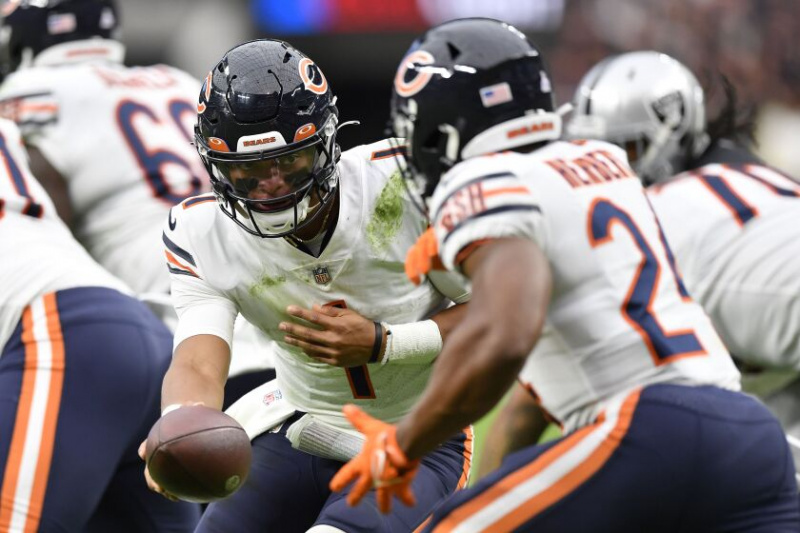   Praėjusiais metais „Bears“ gynėjas Justinas Fieldsas perdavė kamuolį Khalilui Herbertui.