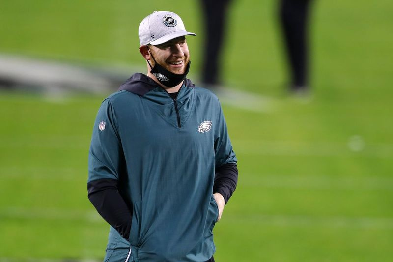 Eagles-Quarterback Carson Wentz beobachtet seine Teamkollegen vor dem Saisonfinale beim Aufwärmen.