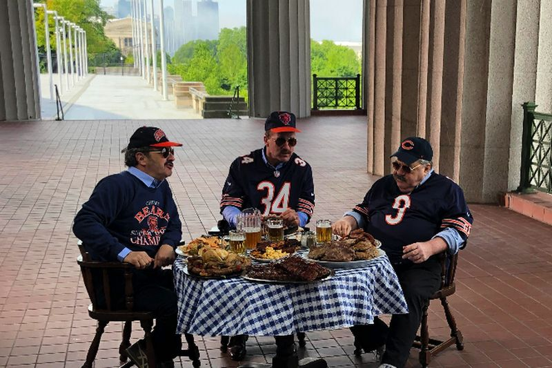 Peyton Manning slutter sig til Super Fans Robert Smigel (til venstre) og George Wendt til et måltid midt i Soldier Fields søjler.