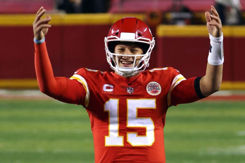 „Chiefs“ gynėjas Patrickas Mahomesas (aukščiau) nori to, ką turi „Buccaneers“ gynėjas Tomas Brady, jo varžovas sekmadienio „Super Bowl“ turnyre.