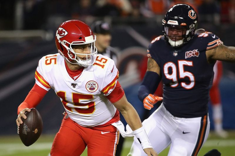 O quarterback do Chiefs, Patrick Mahomes, luta contra os Bears em 2019.