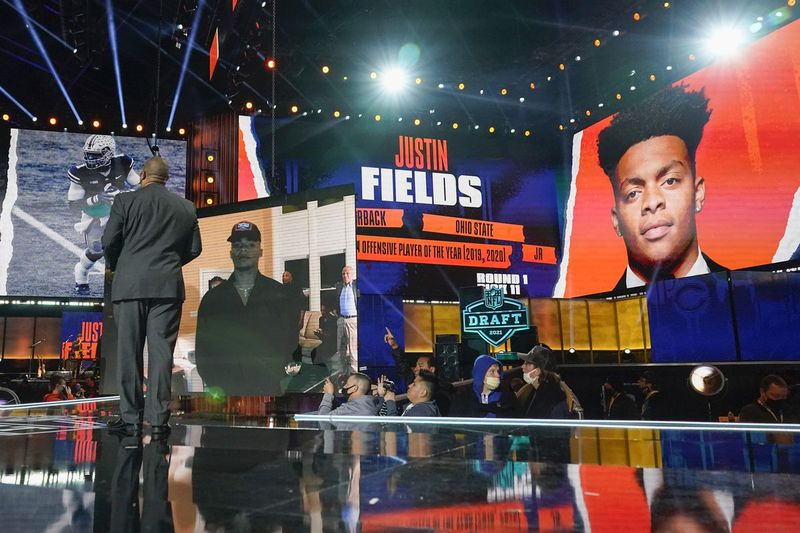 Ohio osariigi tagamängija Justin Fieldsi pilt kuvatakse pärast seda, kui Bears valis ta NFL-i drafti 11. valikuga.